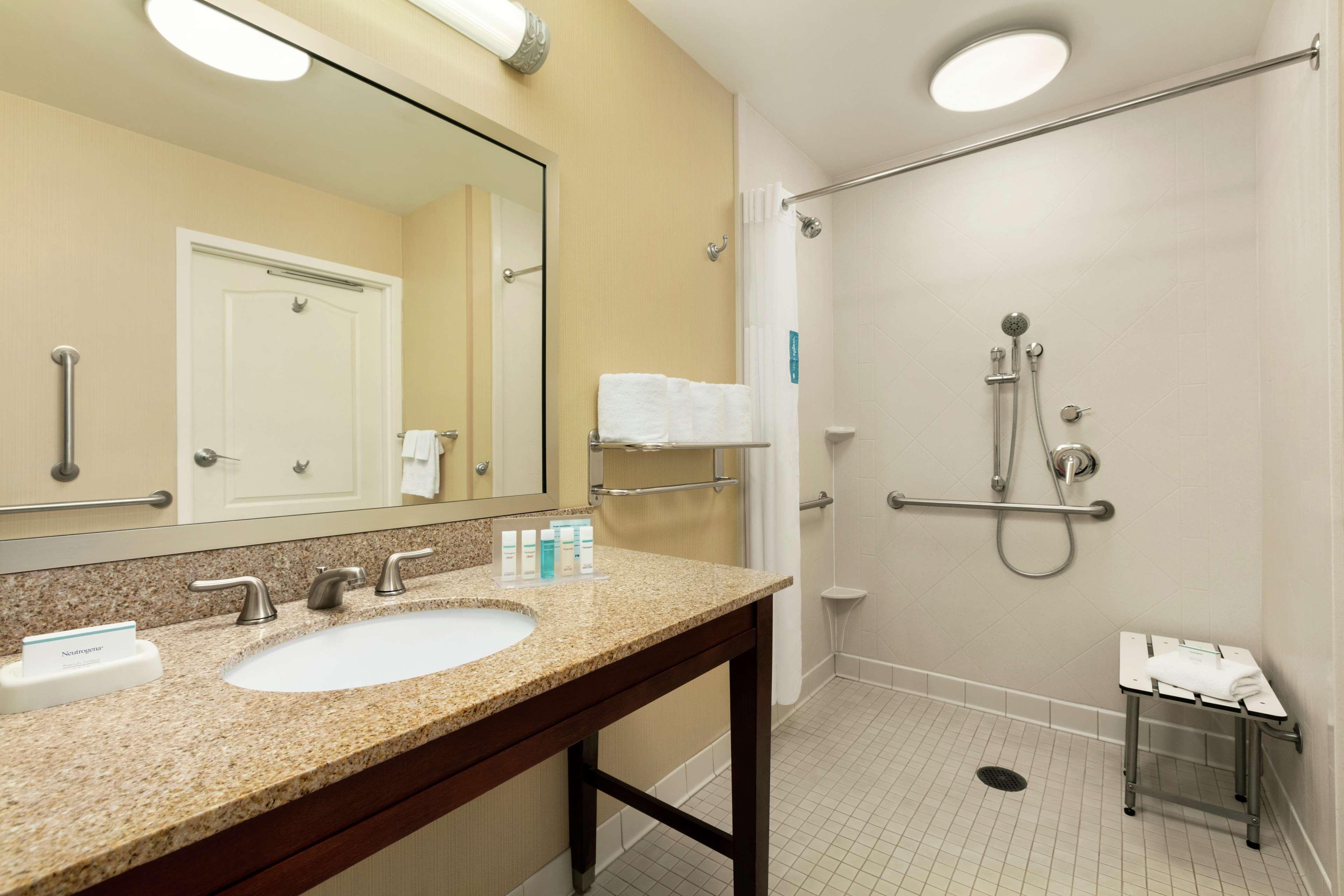 Hampton Inn & Suites Чарлс Таун Екстериор снимка