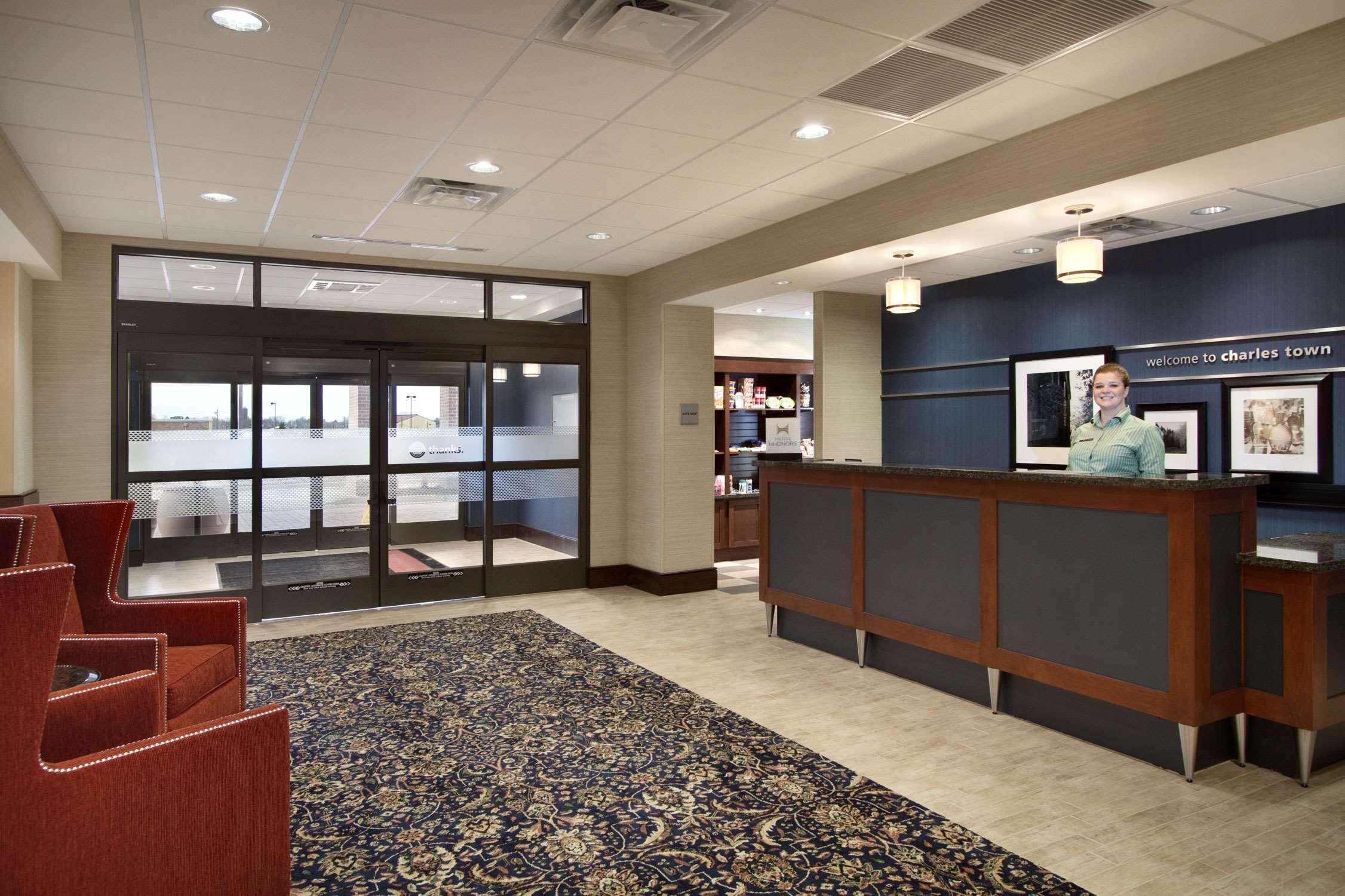 Hampton Inn & Suites Чарлс Таун Екстериор снимка