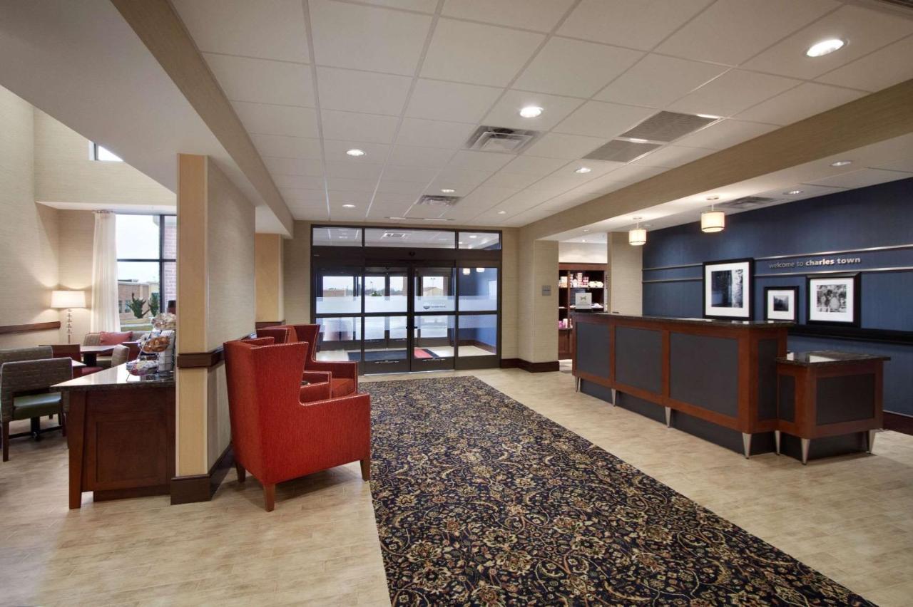 Hampton Inn & Suites Чарлс Таун Екстериор снимка