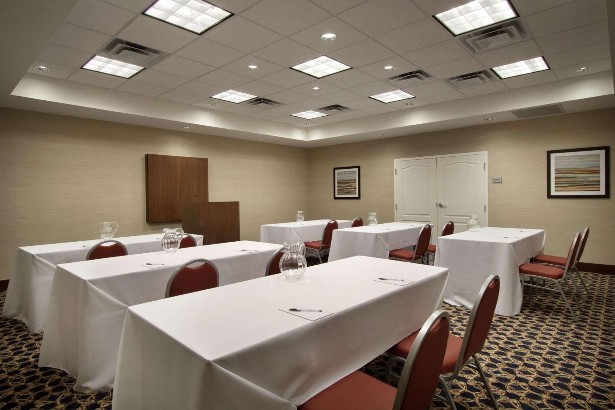 Hampton Inn & Suites Чарлс Таун Екстериор снимка
